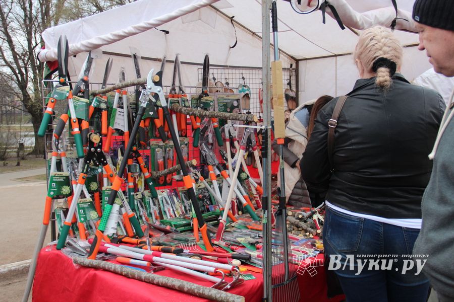 В Великих Луках прошла универсальная ярмарка «Весна-2019» (ФОТО)