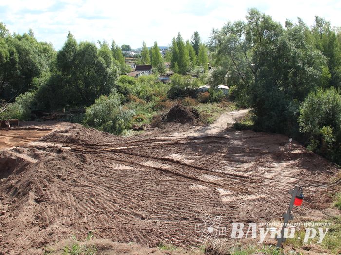  На месте строительства путепровода ведутся работы (фото)