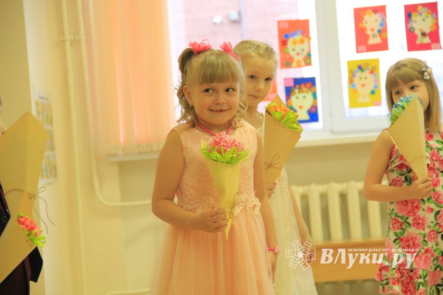 Великолукские школьники поздравили мам и учительниц (ФОТО)
