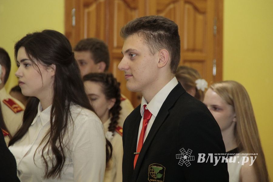 В Великих Луках состоялся кадетско-лицейский бал (ФОТО)