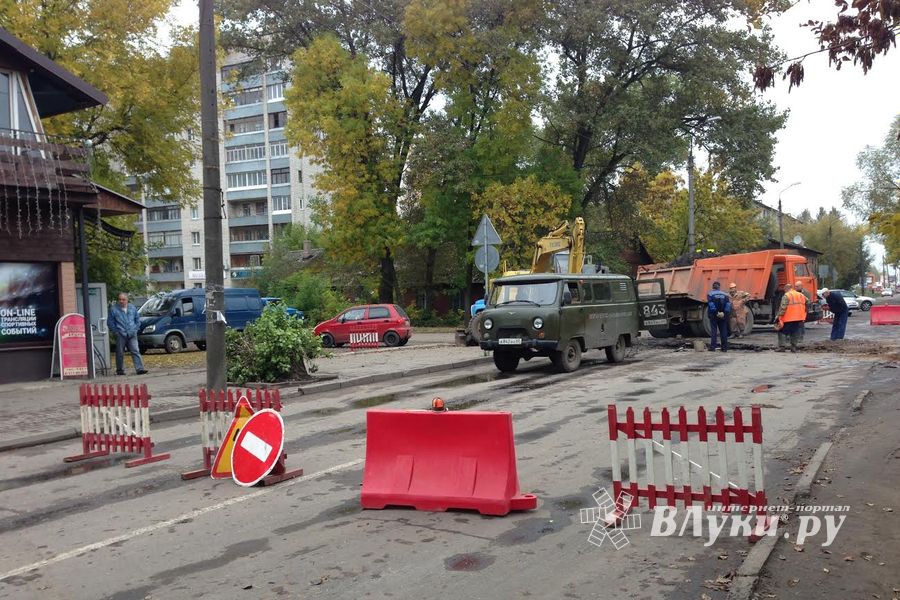 На ул. Вокзальная прорвало водопровод — дорога перекрыта (ФОТО)