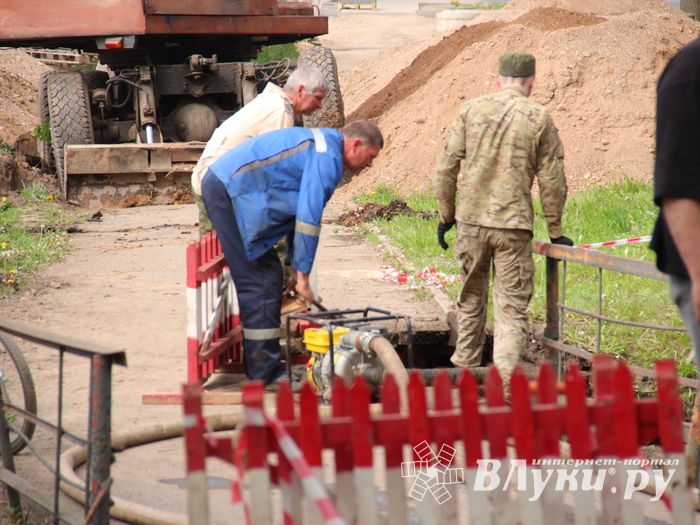 Устранение прорыва водопровода в Великих Луках (ФОТО)