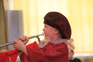 Юные великолучане поздравили мам и бабушек с помощью Золушки (ФОТО)