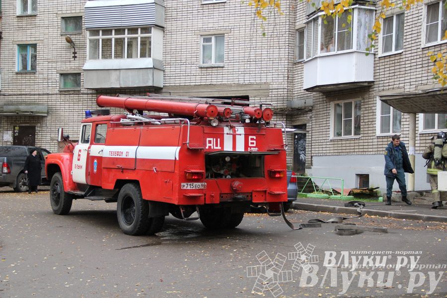В Великих Луках на проспекте Гагарина загорелась квартира (фото)