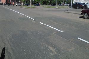 На дорогах Великих Луках появилась новая разметка, а новый асфальт — нет (ФОТО)