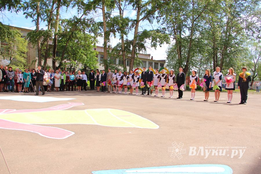 В Великих Луках прозвенели «последние» звонки (ФОТО)