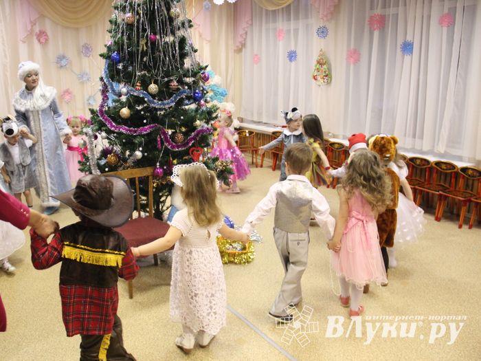 Новогодние утренники в Великих Луках продолжаются (ФОТО)