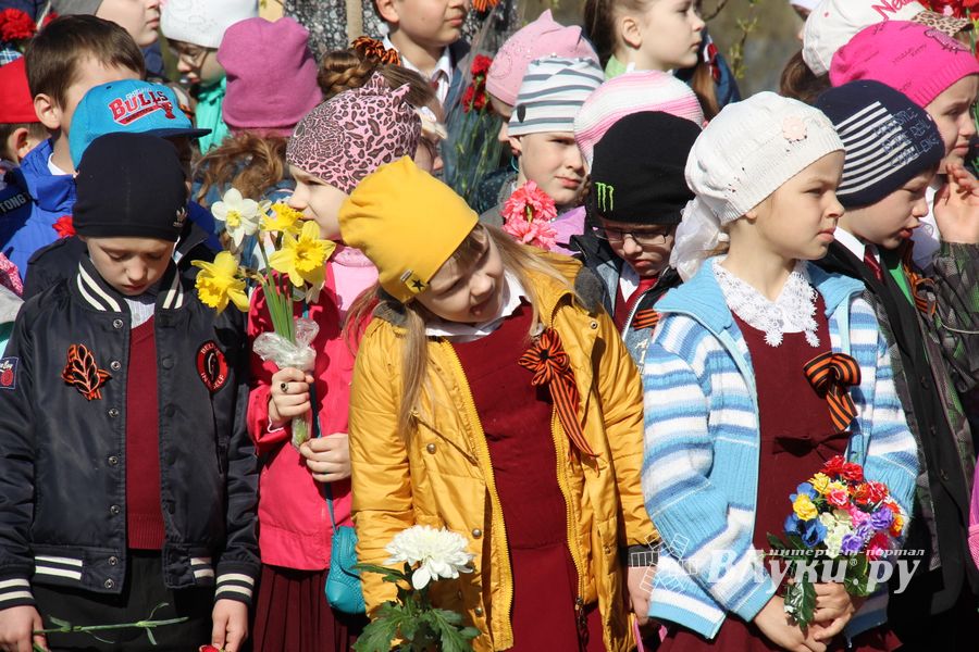 Ученики лицея №11 возложили цветы к могилам Братского кладбища (ФОТО)