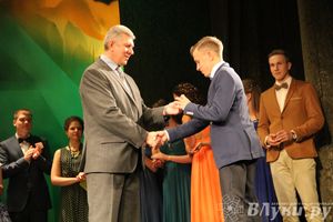 Вручение медалей выпускникам