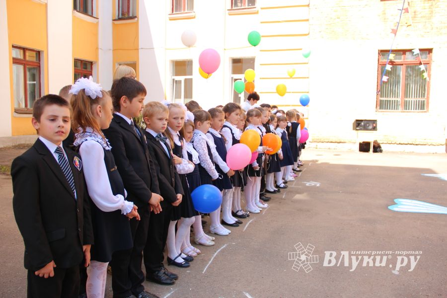 В Великих Луках прозвенели «последние» звонки (ФОТО)