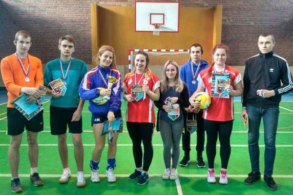 В Великих Луках прошел турнир по волейболу среди подростков и сотрудников органов власти (ФОТО)
