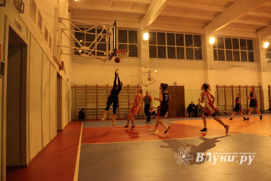 Великолукские баскетболистки борются за Кубок города (ФОТО)