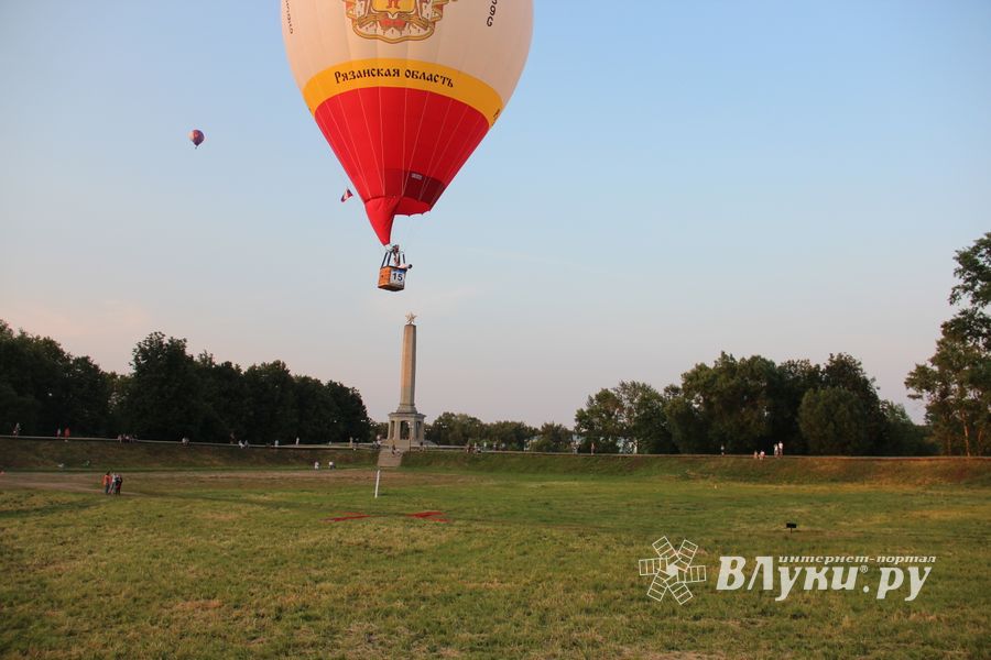 Аэростаты летают над городом (ФОТО)