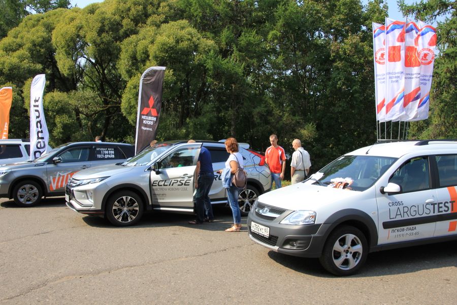​В Великих Луках в День Города прошла «Автовыставка 2018 - ЛЕТО» (ФОТО)