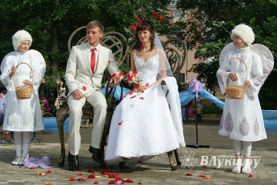 Торжественное открытие парковой скульптуры «Кресло влюбленных»