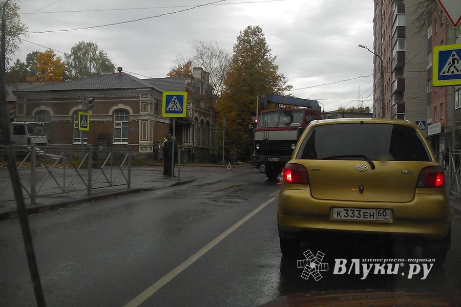 ДТП в Великих Луках: ВАЗ-2104 пытался протаранить грузовик