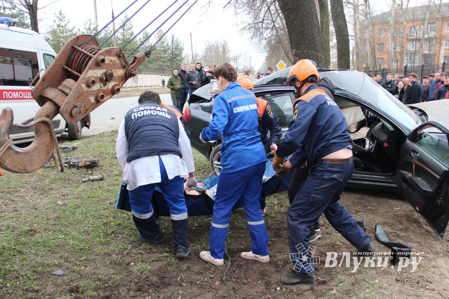 Молодого мужчину с места ДТП на пр-те Гагарина увезла скорая (ФОТО, ВИДЕО)