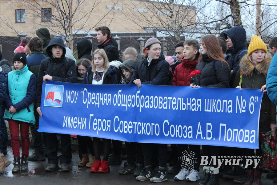 Родственники погибших солдат приняли участие в возложении цветов в Великих Луках