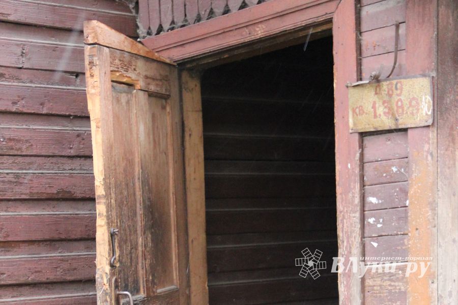 В Великих Луках сносят барак (ФОТО)