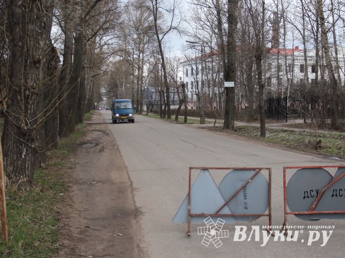 В Великих Луках начался ямочный ремонт улицы Нелидовской (ФОТО)