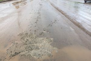 И в дождь, и в стужу бетон — на лужу (ФОТО)