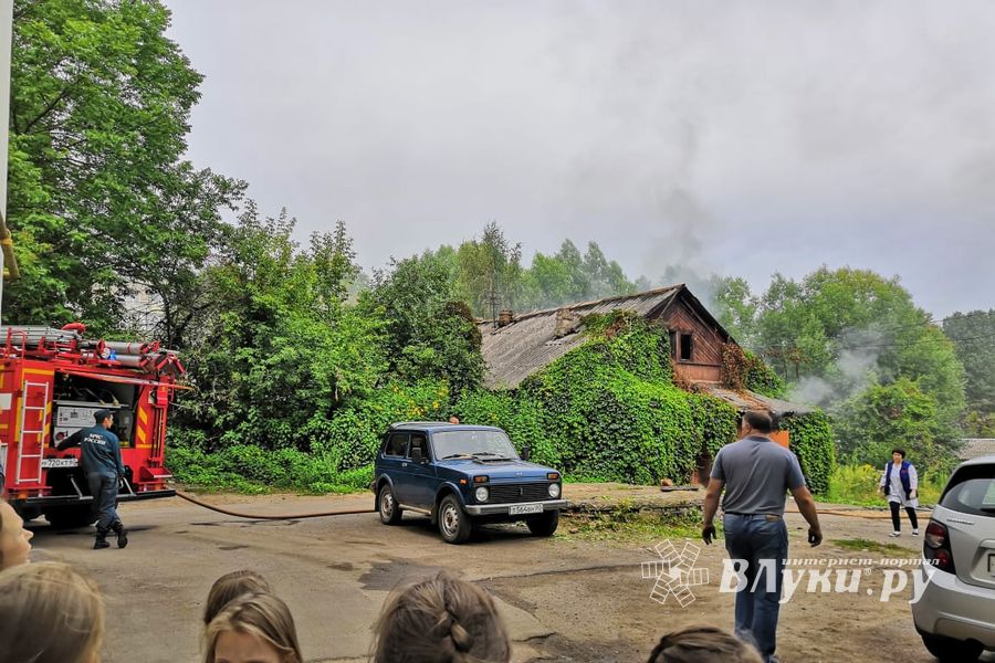 В Великих Луках сегодня тушили пожар (ФОТО)