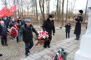 Родственники погибших солдат приняли участие в возложении цветов в Великих Луках