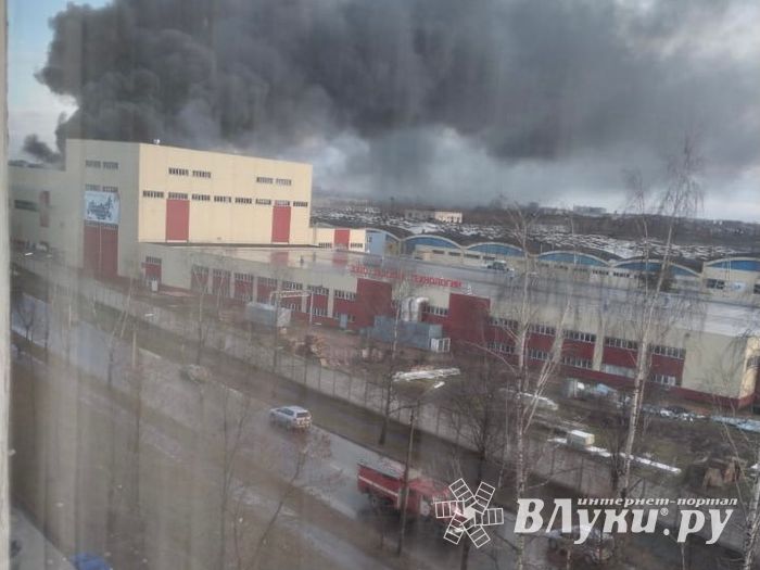 В Великих Луках горит завод ЗЭТО (ФОТО; ВИДЕО)