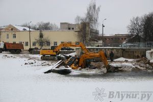 Падение экскаватора в воду рабочие назвали «штатной ситуацией»
