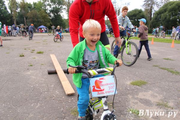 В Великих Луках прошёл Велопарад (ФОТО)