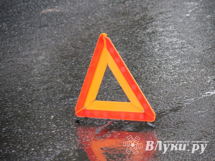 В Великих Луках автомобиль протаранил ограждение и «припарковался» на остановке (ФОТО)