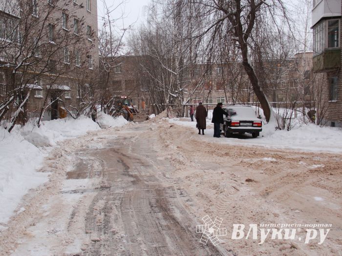 В великолукском дворе замечен трактор, убирающий снег