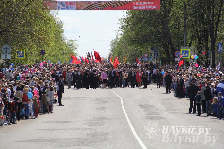 Парад Победы в Великих Луках (фото)