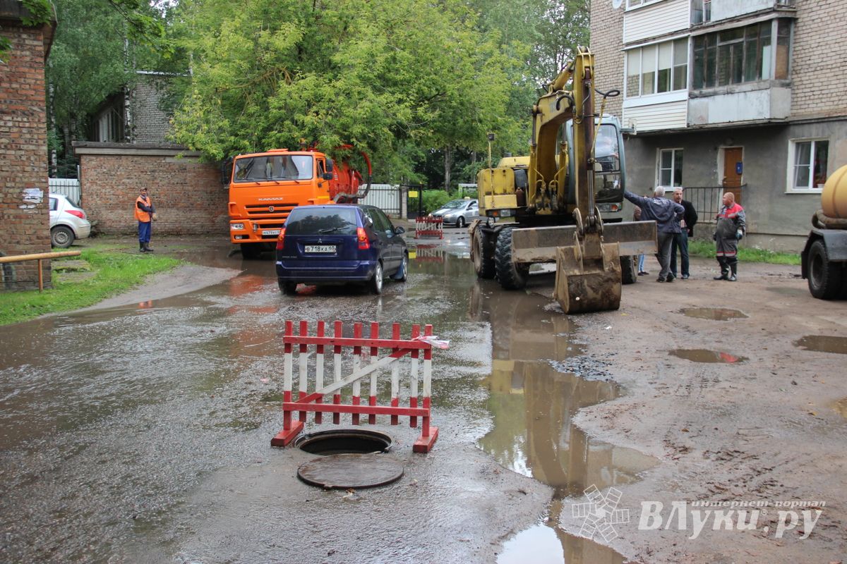 Великие Луки : Авария в сетях водопровода на проспекте Гагарина (ФОТО ...