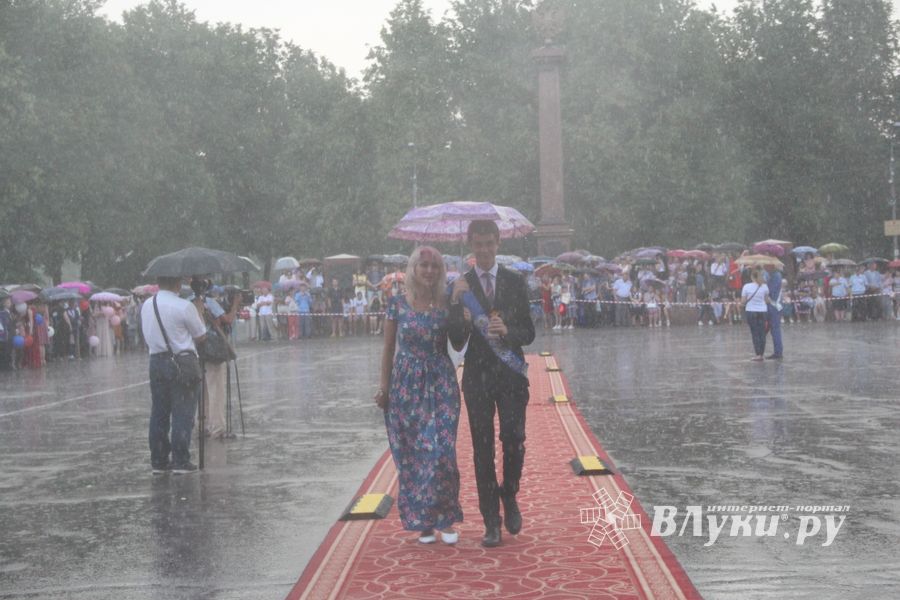 Великолукской «Бригантине» пришлось поплавать под дождём (ФОТО)