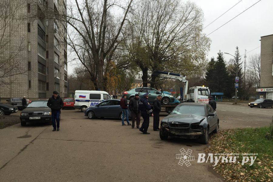 В Великих Луках по проспекту Гагарина произошло ДТП (фото)