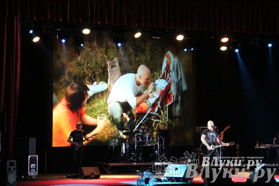 В Великих Луках состоялся концерт Дениса Майданова