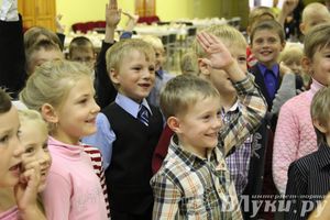 100 будущих первоклассников Великих Лук получили в подарок рюкзаки и школьные принадлежности