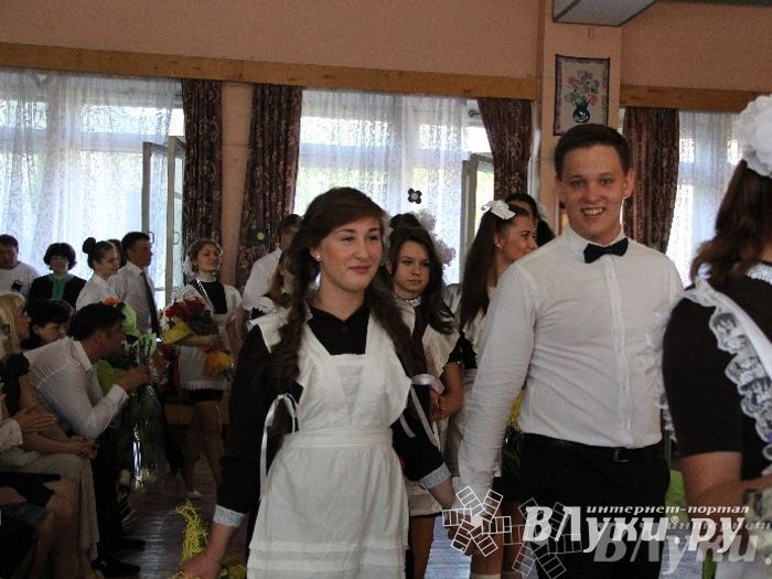 В Великих Луках прозвенели «Последние звонки»