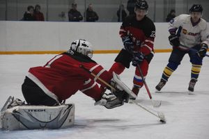 Две великолукские команды хоккеистов одержали победы в домашних матчах (ФОТО)