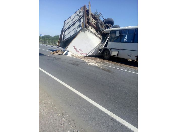 На трассе Рига-Москва произошло ДТП с участием автобуса и фуры (ФОТО)