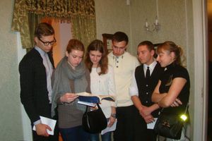 С бесценными реликвиями познакомились великолучане в «Ночь искусств» (фото)