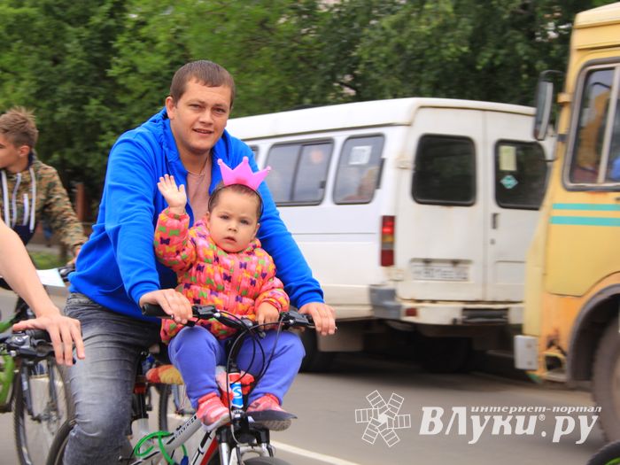 В Великих Луках прошёл Велопарад (ФОТО)