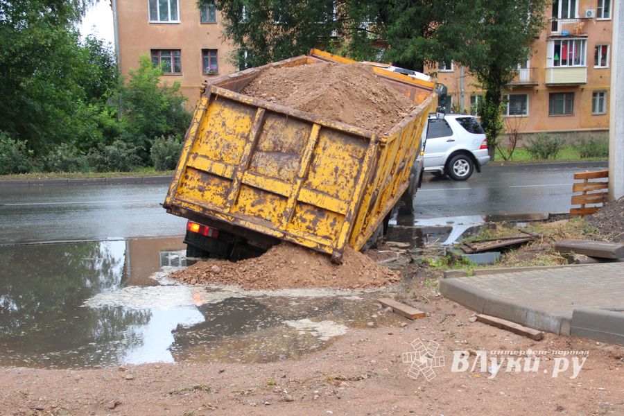 На проспекте Гагарина в Великих Луках провалился грузовик (ФОТО)