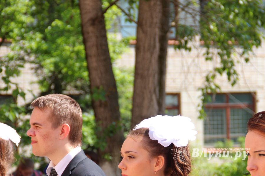 В Великих Луках прозвенели «последние» звонки (ФОТО)