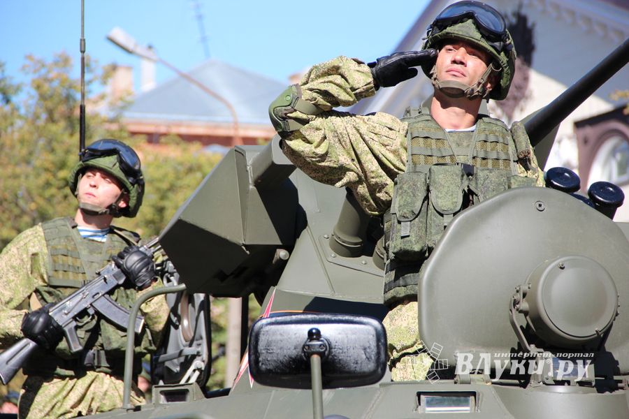 Военный парад в Великих Луках, часть II (ФОТО)