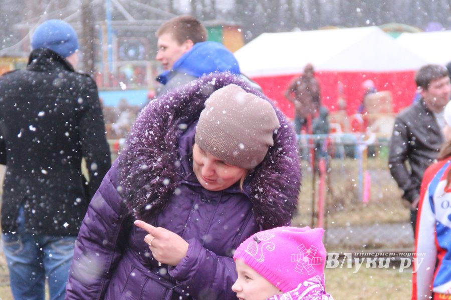 В Великих Луках сожгли Масленицу (фото)