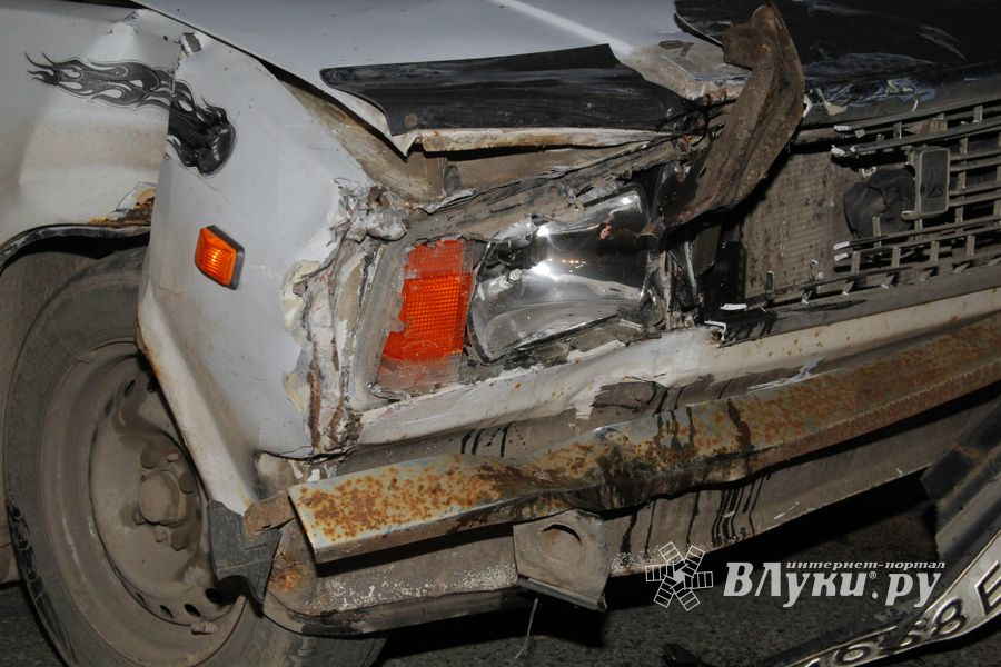 Два ВАЗа столкнулись в Великих Луках (ФОТО)