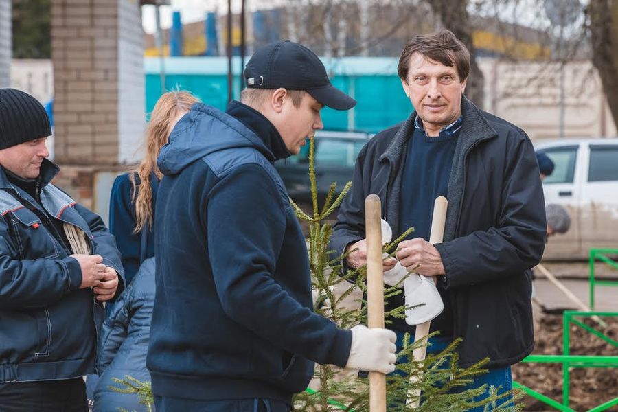 В Великих Луках стартовали субботники (ФОТО)