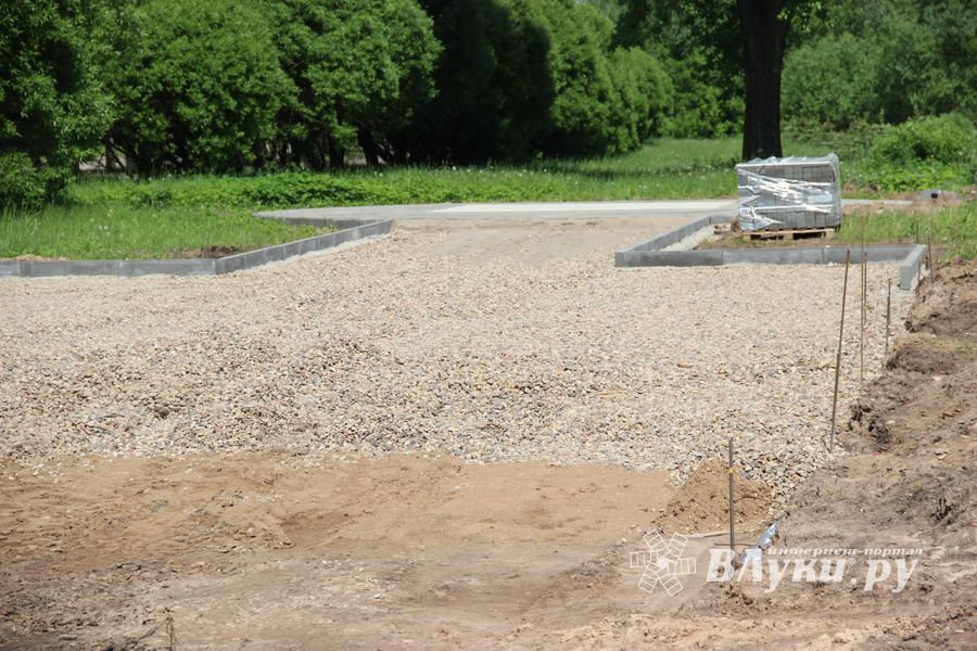 Идёт благоустройство Аллеи памяти 6-й роты в Великих Луках (ФОТО)